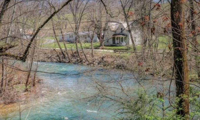 Abingdon House | Heartwood Farm Cottage on the Riverbend and the VA Creeper Trail