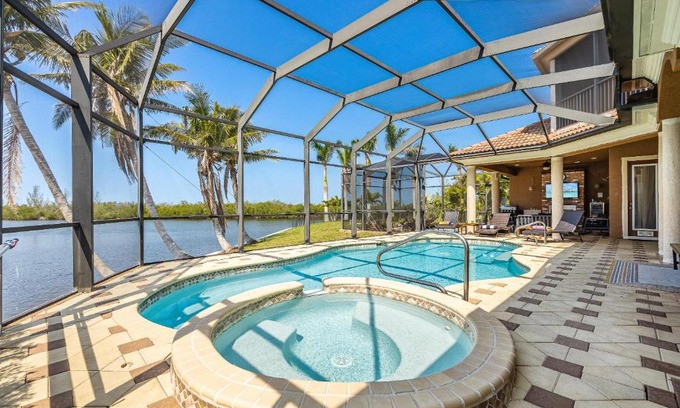 Burnt Store House | Heated Pool and Spa, Sleeps 16! - Villa Mangrove