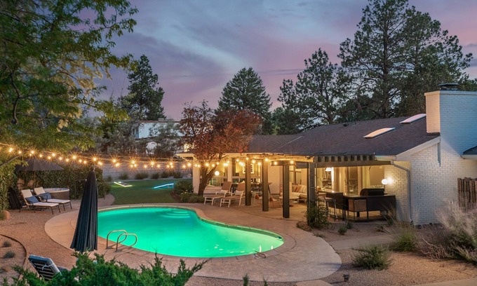 Albuquerque House | Heated pool open year round, Sleeps 14, 5 Bedroom/9 beds, Hot Tub, BBQ, BB court
