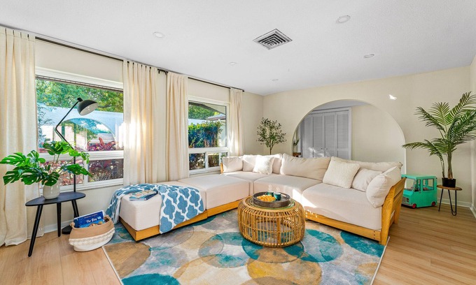 Dunedin House | Heated salt water pool Spacious 4BR,3BR