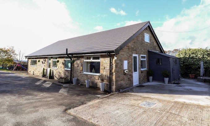Macclesfield Cottage | HEATHERDALE COTTAGE, romantic, with a garden in Bollington