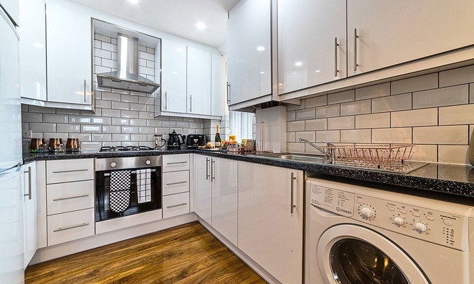 Stanwell Apartment | Heathrow Apartments Peace and Proximity Heathrow Airport FREE PARKING