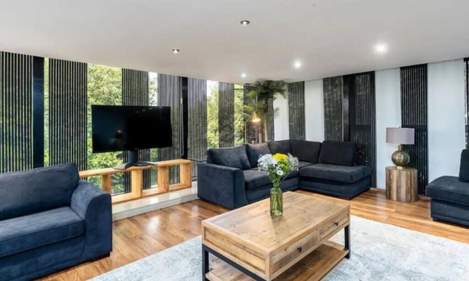 Manchester House | Heaton Park Spa House - Indoor Pool & Hot Tub, 4 Miles from Manchester Centre