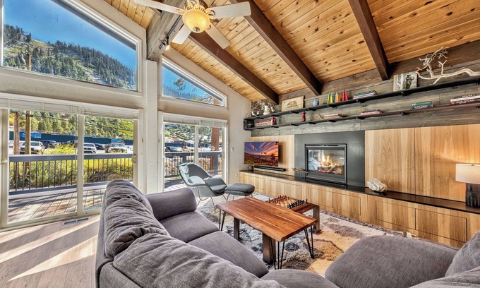 South Lake Tahoe Ski Chalet | Heavenly Horizon Chalet dog friendly