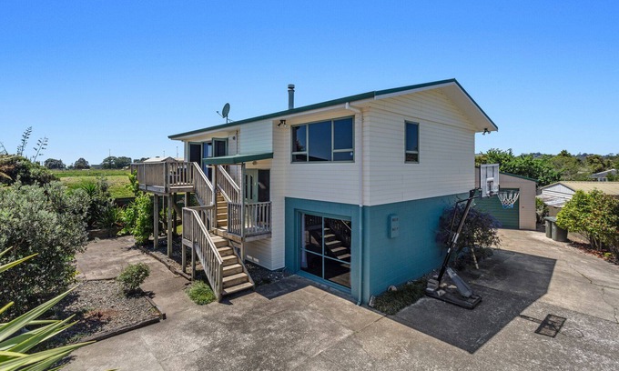 Whakatane House | Heavenly on Riverside - Whakatāne Holiday Home