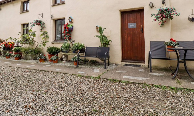 Kilkhampton House | HEDGEHOG COTTAGE, pet friendly, with a garden in Kilkhampton