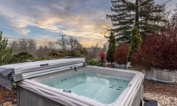 Glen Ellen House | heiter house- a kenwood gem, private, hot tub with views, and centrally located