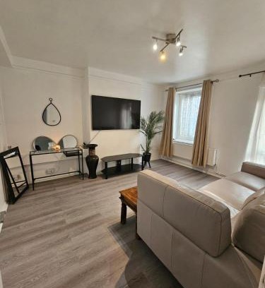 Tulse Hill Apartment | Helen host