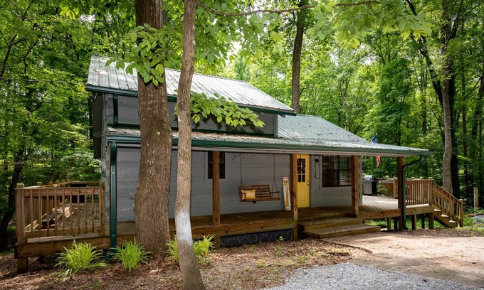 Walland Cabin | ☀️ Hello Sunshine, 2 bdrm/1 bath, hot tub & more