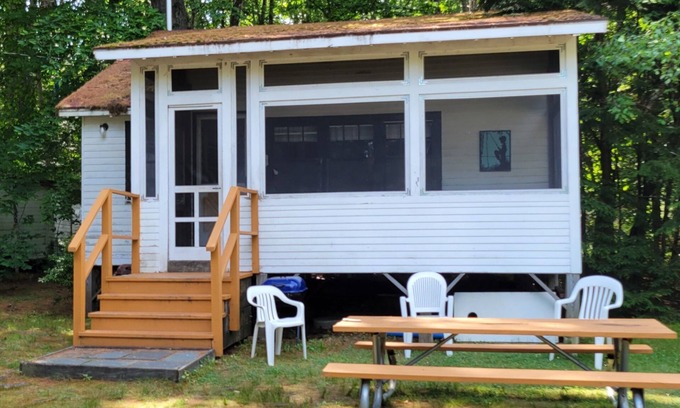 North Sebago Cottage | Hemlock Cottage-Private Beach-Pets Welcome - Round Table Lodge, Sebago, Maine