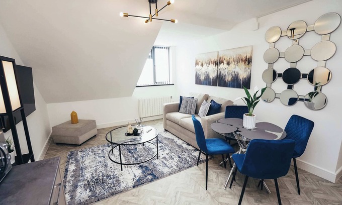 Barrow-on-Trent Apartment | Hen & Chickens Luxury Apt Free Parking | By DerBnB