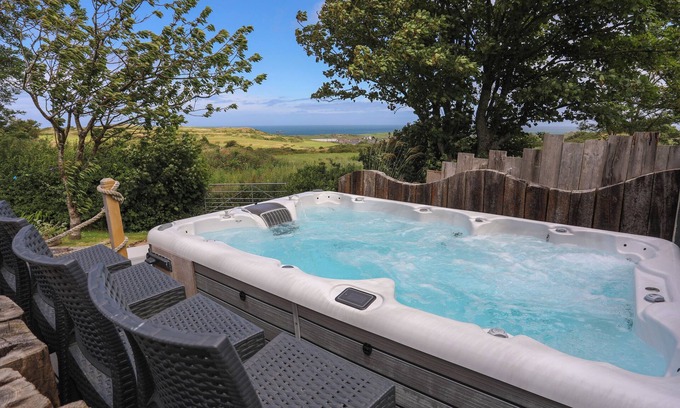 Cylch-Y-Garn Cottage | HEN GILFACH, family friendly, with hot tub in Llanfairyngnhornwy