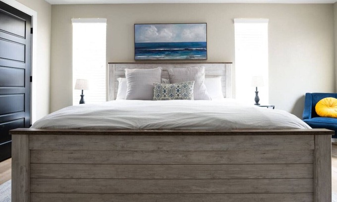 Bryan House | Henry's Haven - Fully Renovated 5 Bedroom House Minutes from Downtown Bryan