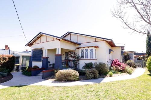 Tenterfield House | Heritage Home with BBQ & Outdoor Fire Pit