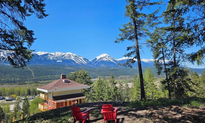 Golden Ski Chalet | Heritage, Scenic Views & Comfort at Chalet Aemmer