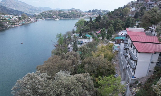Bhimtal Hotel | Hibiscus LakeView Hotel