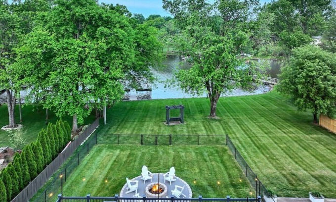 Gallatin House | Hickory Dickory Dock - Nashville Lakefront Family Retreat