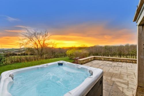 Shepton Mallet Villa | Hidden Barn - Hot Tub, Pool