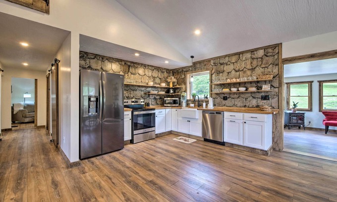 Dundee House | 'Hidden Hollow' Family Home w/Mod Interior!