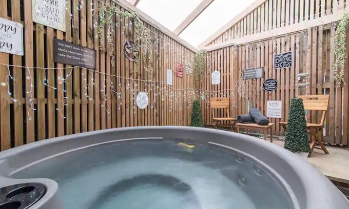 Nottingham City Centre Apartment | Hidden Hot Tub Retreat Apartment in Nottingham