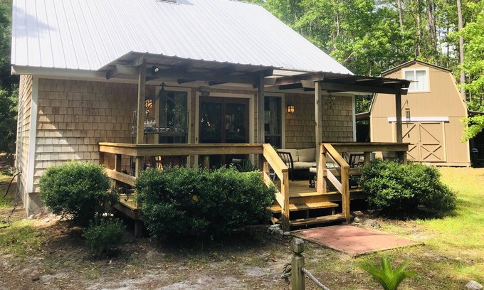 Eden House | Hidden Pines, Quiet Retreat. Close to Pooler, Savannah & Hyundai Plant.