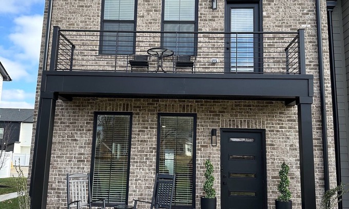 Murfreesboro House | Hidden Retreat Luxury Townhome - 3 Bd/2.5Ba 1 Mi to I24, 5 Mi to Shopping & MTSU