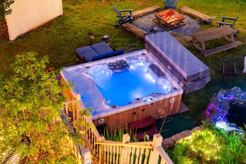 Bushkill House | Hideaway Hot Tub Sunna Lake Kayaks Pool
