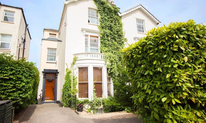 Cotham House | higgihaus 7 Bed Sleeps up to 18 Big Groups