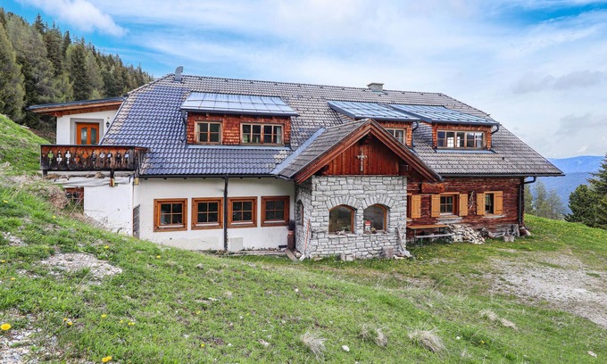 Mauterndorf Apartment | High above the village of Mauterndorf in Salzburger Land lies this old farmhouse on a hillside in th