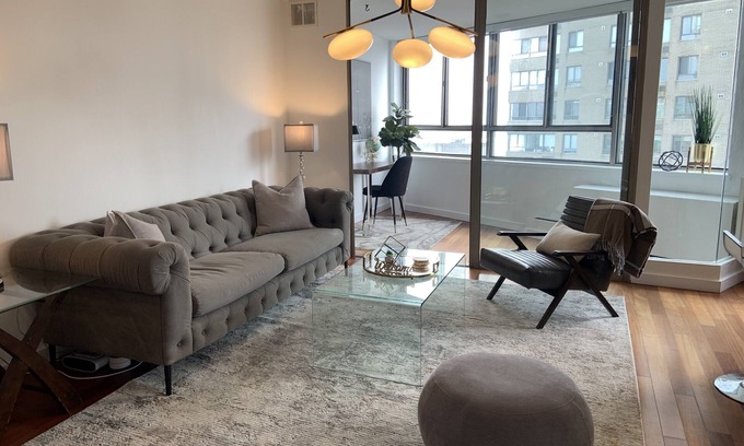 Central Waterfront Condo | High-End, Downtown, Lakefront 2 BEDROOM + DEN