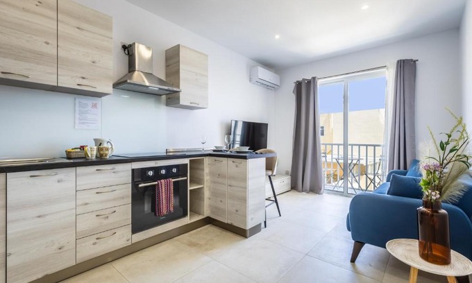 San Gwann Apartment | High Floor Apartment for 2 with sofa bed - By Solea