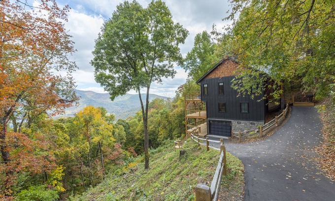 Laurel Ridge House | High Lake Lodge | Hot Tub & Mountain Views!