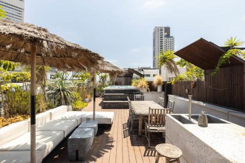Tel Aviv City Center Apartment | High Living Penthouse with Rooftop Pool