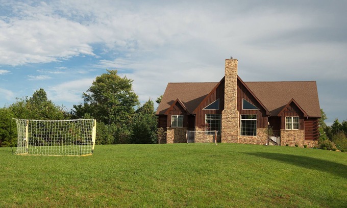Laurelville Cabin | High Point Retreat! Large open concept. Great for family gatherings!