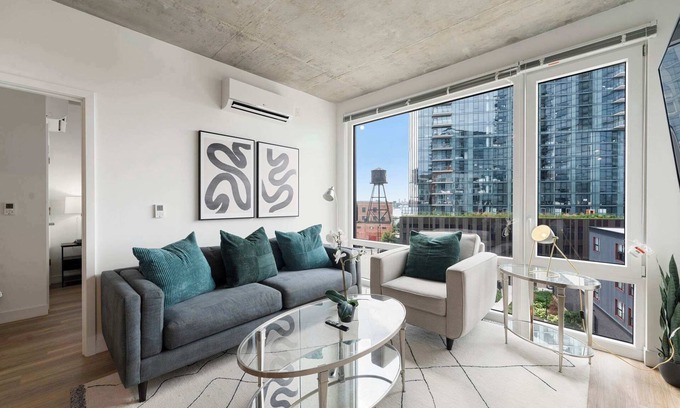 River North Apartment | High-Rise 4BR w Views, Comfort & Space