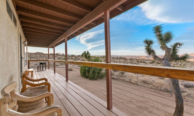 Joshua Tree House | 🌵 High View and Casita - Hot Tub, Fire Pit & BBQ in Joshua Tree! 🌵