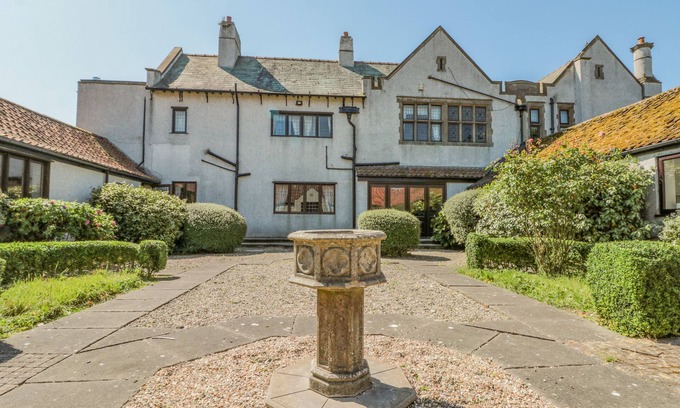 Flamborough House | HIGHCLIFFE MANOR, pet friendly, with hot tub in Flamborough