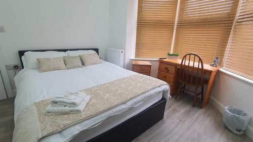 Wellingborough House | Highfield House - Parking, Private Bathroom, Serving Contractors, Santa Pod!