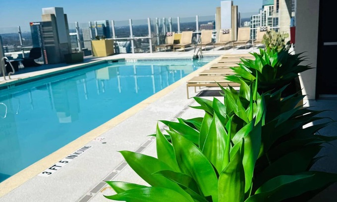 Midtown Apartment | Highrise Balcony Rooftop Pool Gym Free Parking