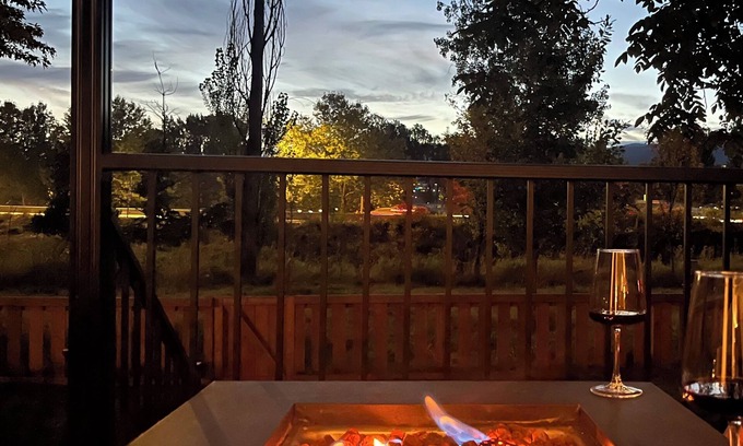 Central Okanagan Bed & Breakfast | Hikari-Okanagan Sunshine B&B - Easy walk to both Downtown&Lake