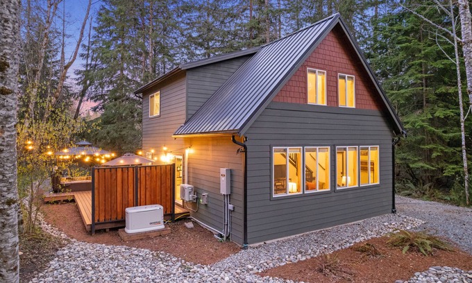 Ashford Cabin | ‘Hiker’s Haven’ w/Hot Tub - Near Mt Rainier!