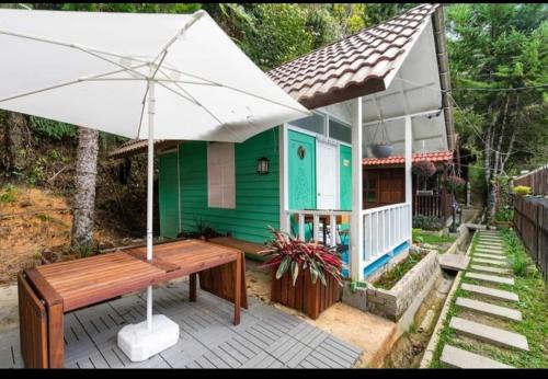 Tanah Rata Ski Chalet | Hillside cottage chalet studio
