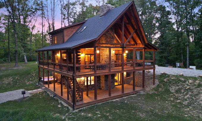 Logan Cabin | Hillside Hideaway - Cabin on 6 acres