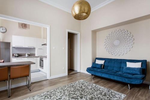 Castle Hill Apartment | Hilltop Garden Apartman
