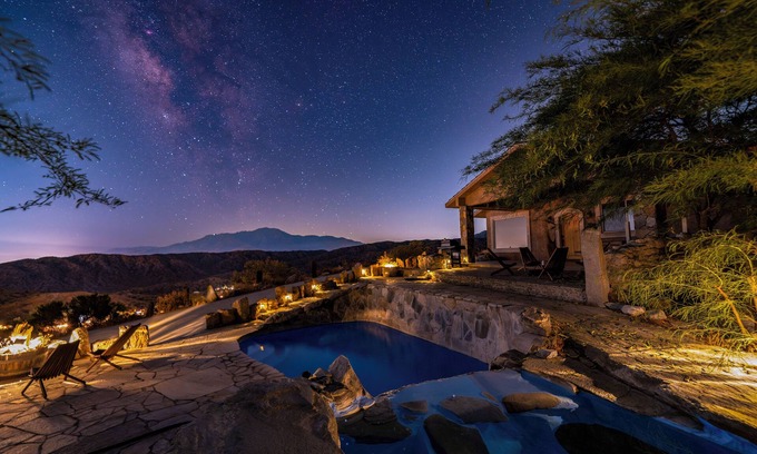 Morongo Valley Villa | Hilltop Haven: Majestic Views & Tranquil Pool