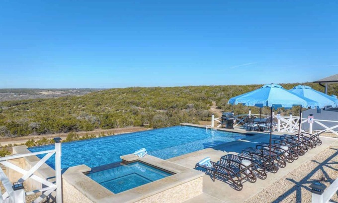 Fredericksburg House | Hilltop Lux Haus With Infinitypool-hottub-pooltable