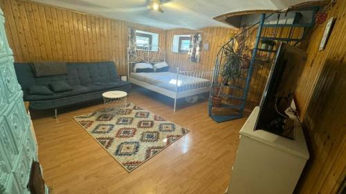 Center Apartment | Hilltop Retro Home