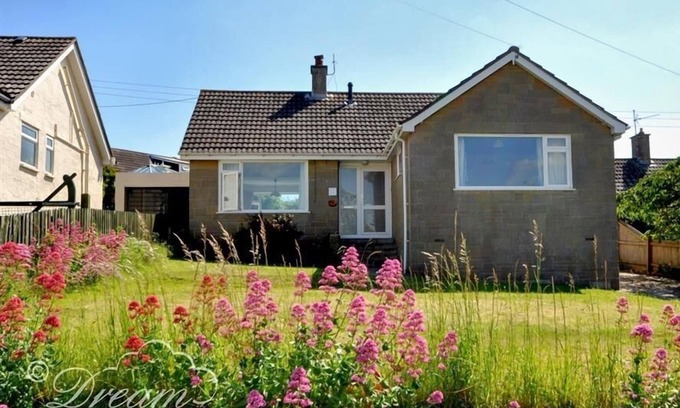 Bridport Cottage | HILLVIEW BUNGALOW, pet friendly, with a garden in Burton Bradstock