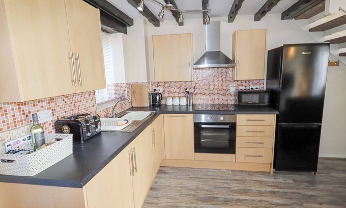 Llysfaen Cottage | HILLVIEW, pet friendly, with a garden in Llanddulas