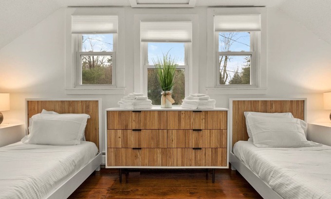 North Egremont House | Historic 2-BR 1800s Carriage House 8-Min to Catamount